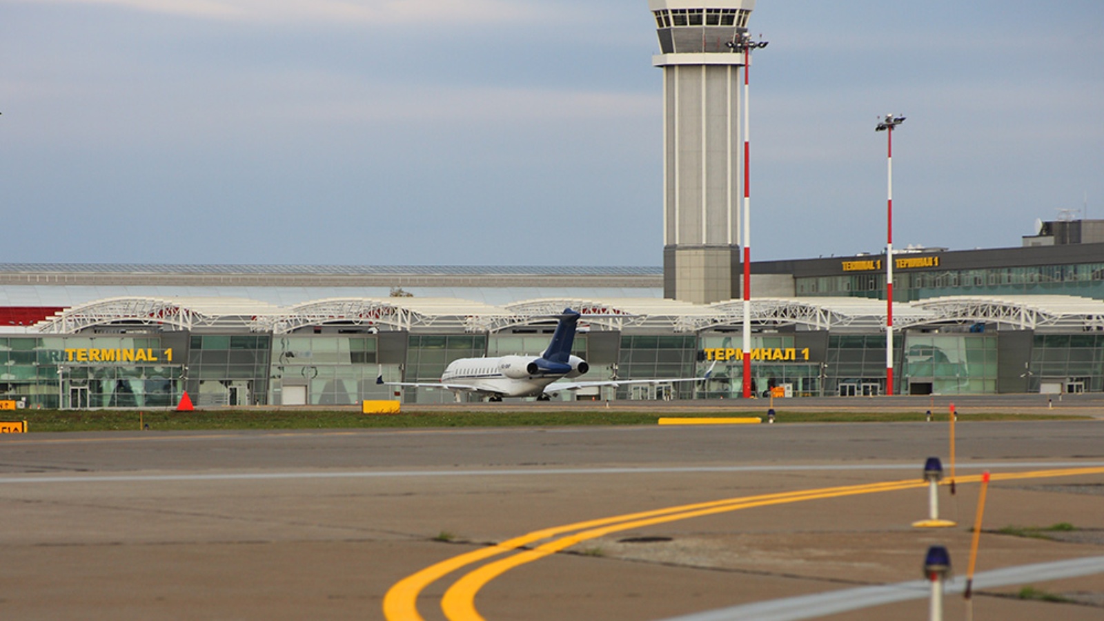 Бывший аэропорт казани. Казань International Airport. Аэропорт Татарстана. Аэропорт Казани 2010 год. Старый аэропорт Казань.