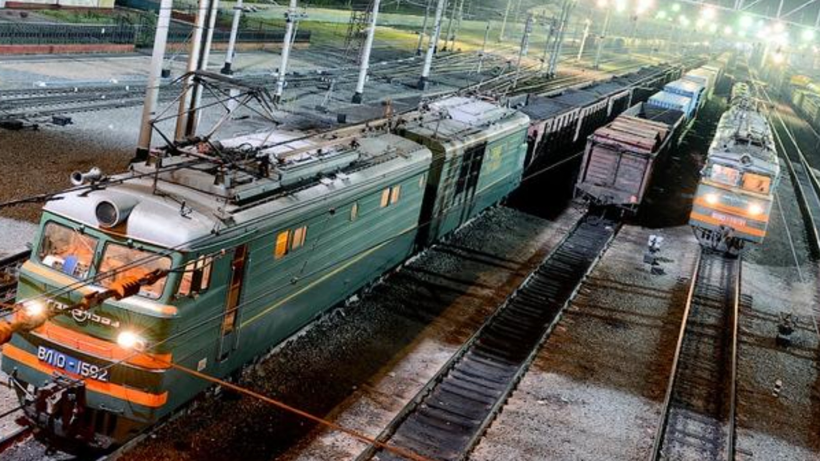 Почему стоит железнодорожный. Почему стоит железнодорожный. Метро тимирязевская туннель. Почему стоит железнодорожный. Грузовые вагоны на станции.